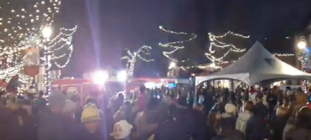 Mr. & Mrs. Clause Arriving